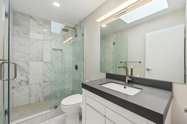 Building Photo - Modern 1BR/1BA Penthouse in Pacific Height...