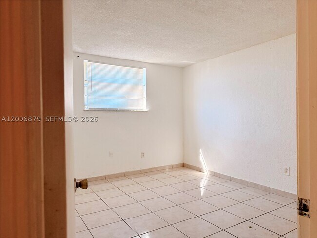 Building Photo - 606 W 81st St