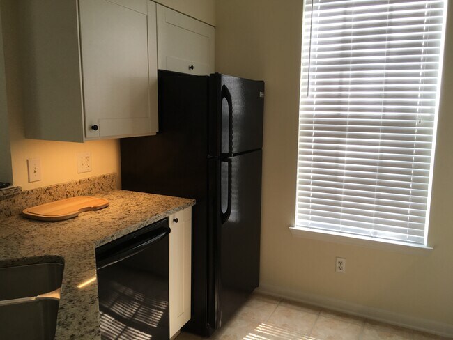 Building Photo - 12879 Madison Pointe Cir