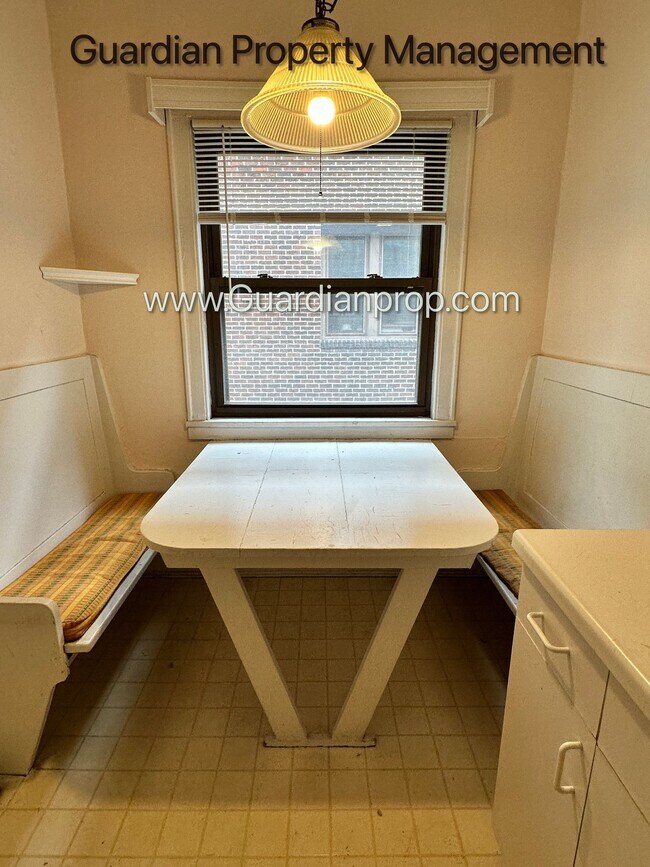 Building Photo - Top Floor Studio Lakes Uptown Apartment, Blocks from Both Lakes, Hardwood Floors, One Month Free