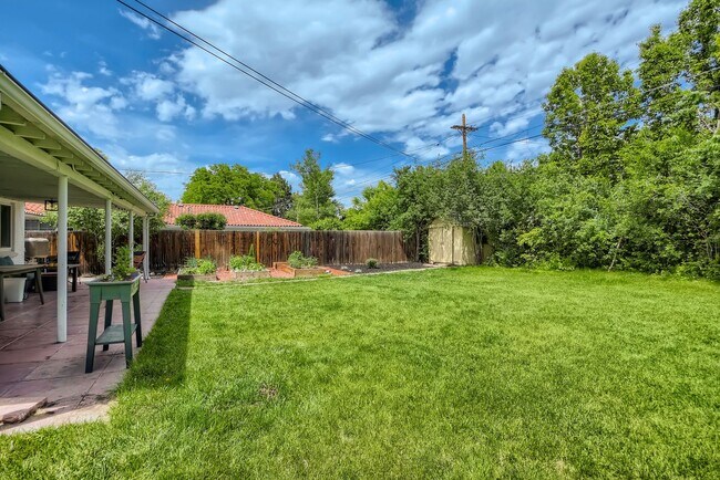 Building Photo - Evolve Real Estate: Meticulously Maintained 3 Bed RANCH Home with Deck and Large Backyard Availab...