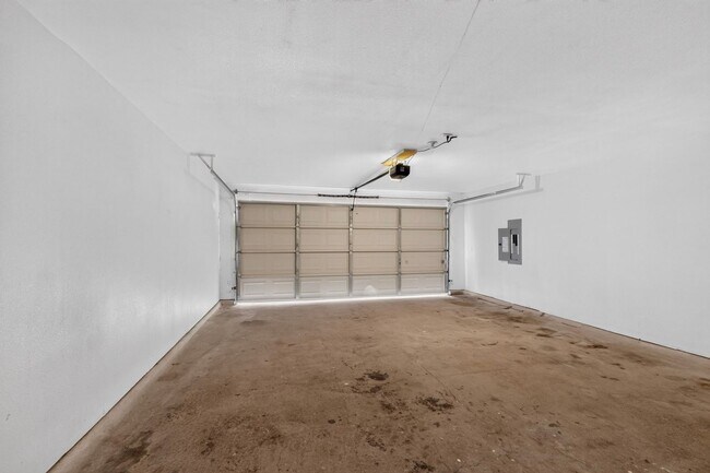 Building Photo - 620 W Stoneybrook Dr