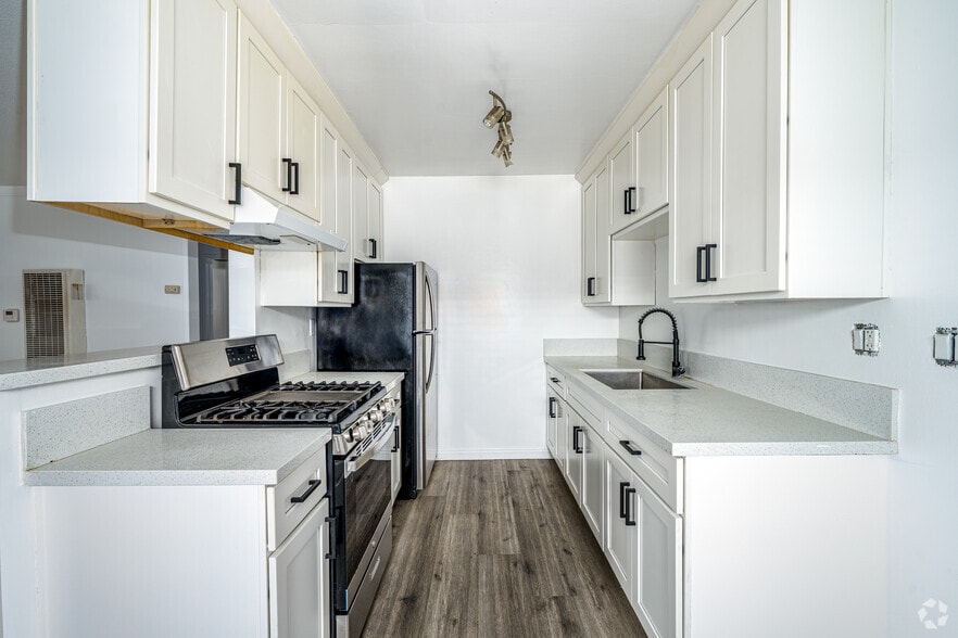 2BR, 1BA - 850SF - Kitchen - Lakewood Landing Apartments