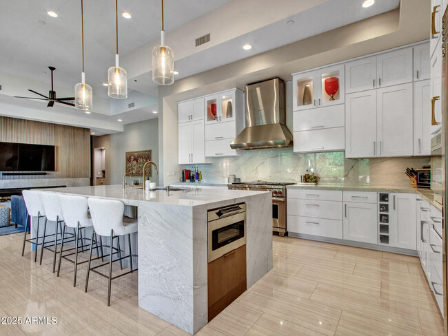 Building Photo - 6031 E Paradise Dr