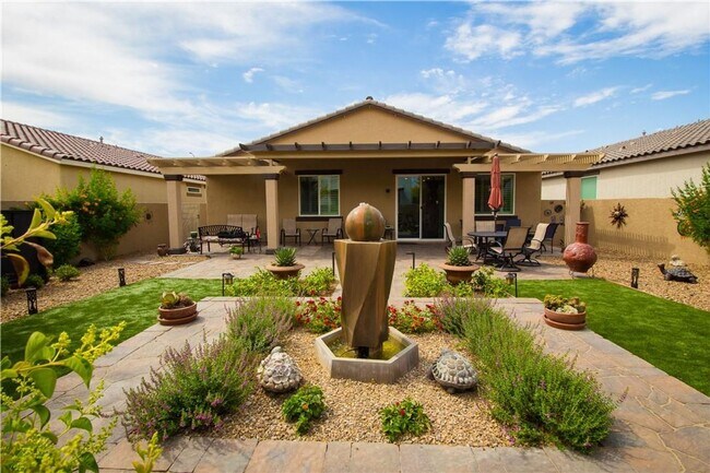Building Photo - Single Story Home with Lush Backyard! Comi...