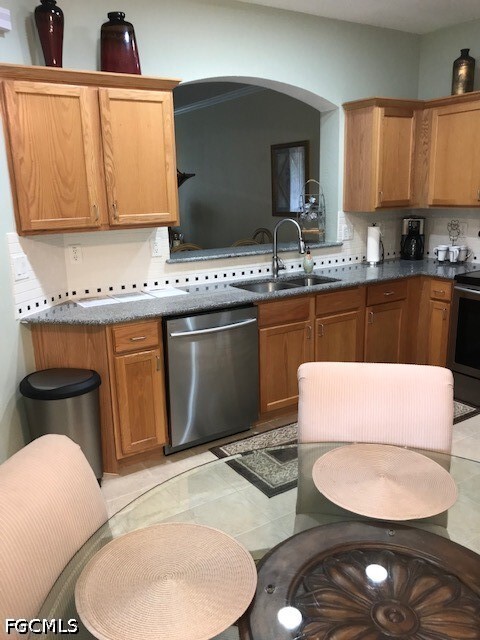 Building Photo - 9600 Roundstone Cir