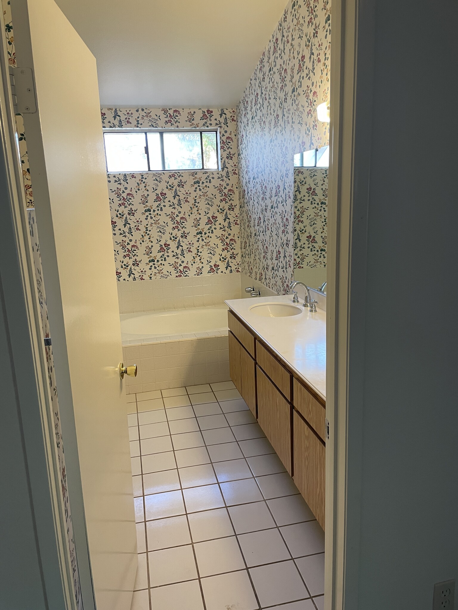 Master Bath Dual Vanities - 1321 Calle Lozano