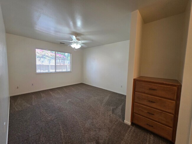 Building Photo - 1846 N Selina Ct
