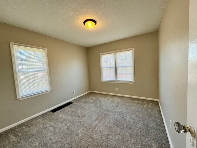 Building Photo - Charming  2-bedroom, 1-bathroom Storybook Cottage Awaits!