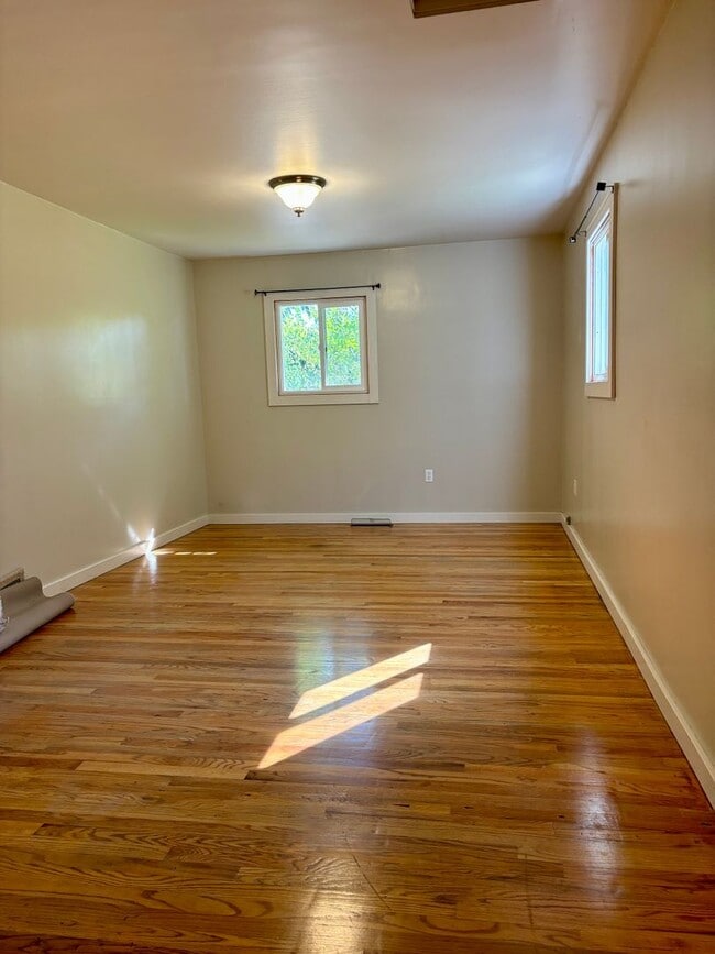 Building Photo - Pet friendly 3 bed, 2 bath Duplex - next to park, quiet neighborhood!