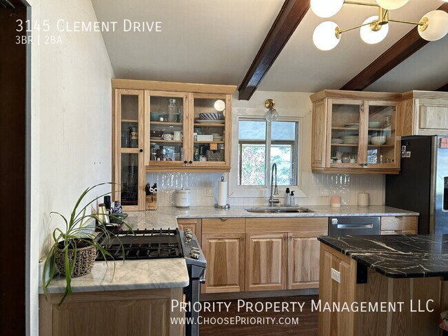Building Photo - 3145 Clement Dr