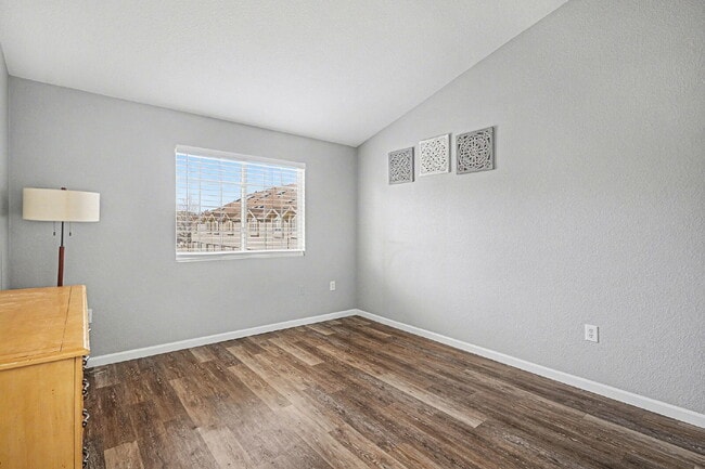 Building Photo - "Charming 2-Bed Condo with 980 Sq Ft of Comfort in Littleton!"