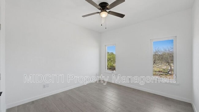 Building Photo - 895 E Mather St