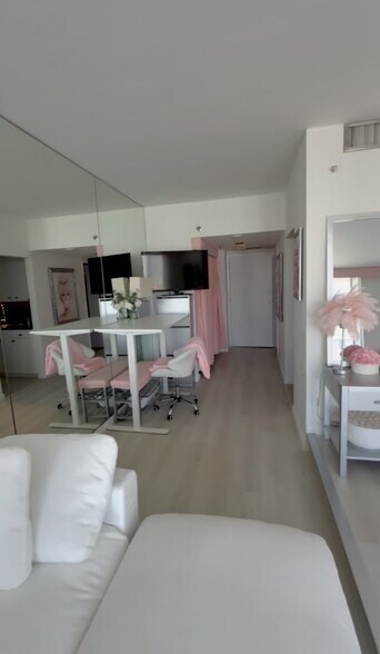 Building Photo - 520 Brickell Key Dr