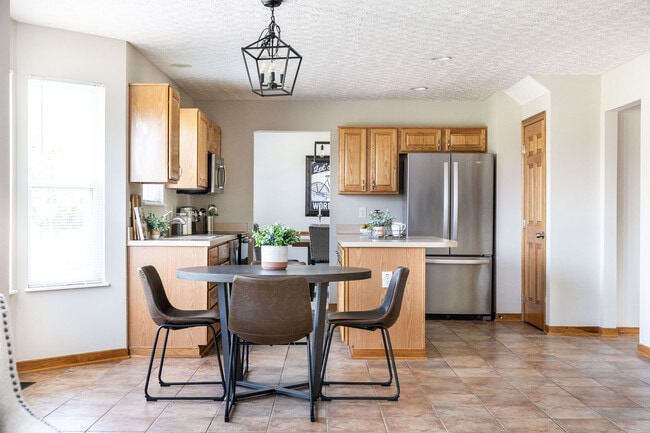 Building Photo - 7225 Bromfield Dr