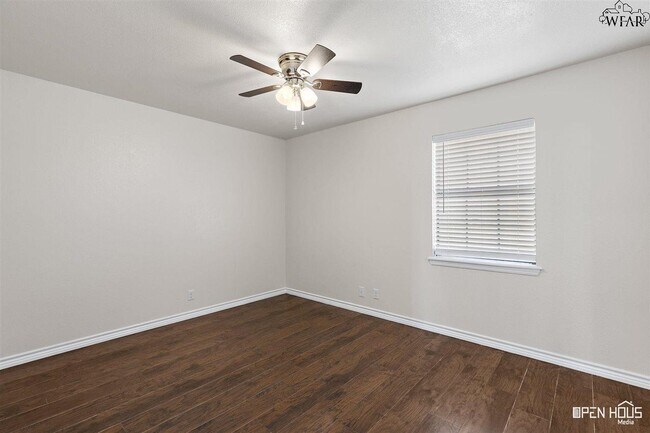 Building Photo - 300 E Garden Dr