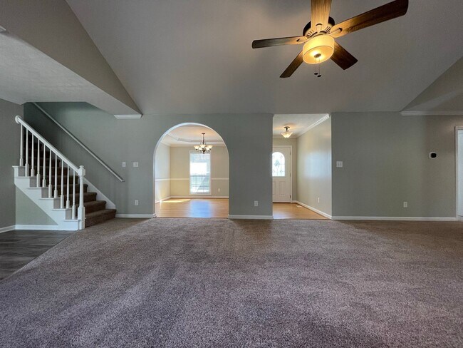 Building Photo - Immaculate and Move In Ready on Newport!