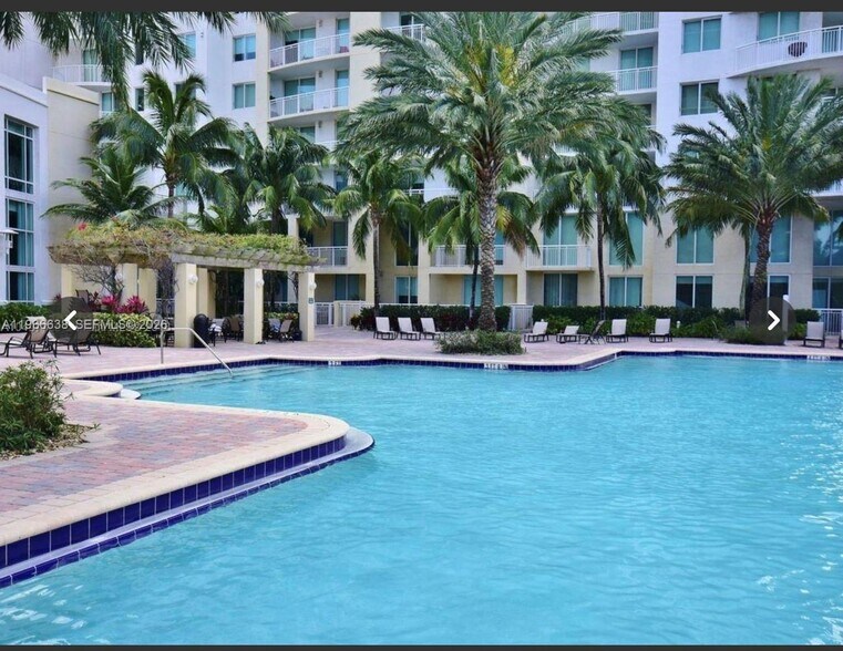 Building Photo - 1755 E Hallandale Beach Blvd