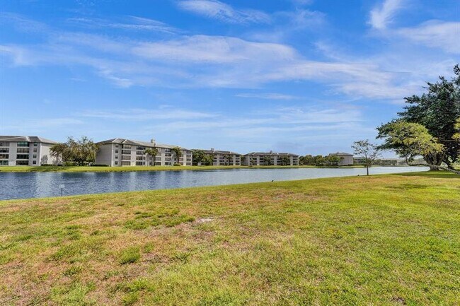 Building Photo - 9440 Poinciana Pl