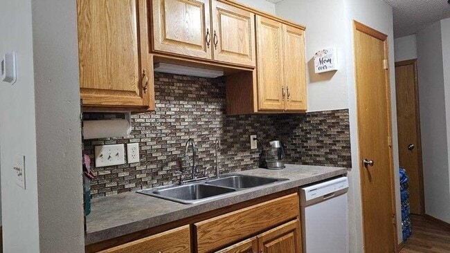 Building Photo - rare champlin 3 bed townhouse!