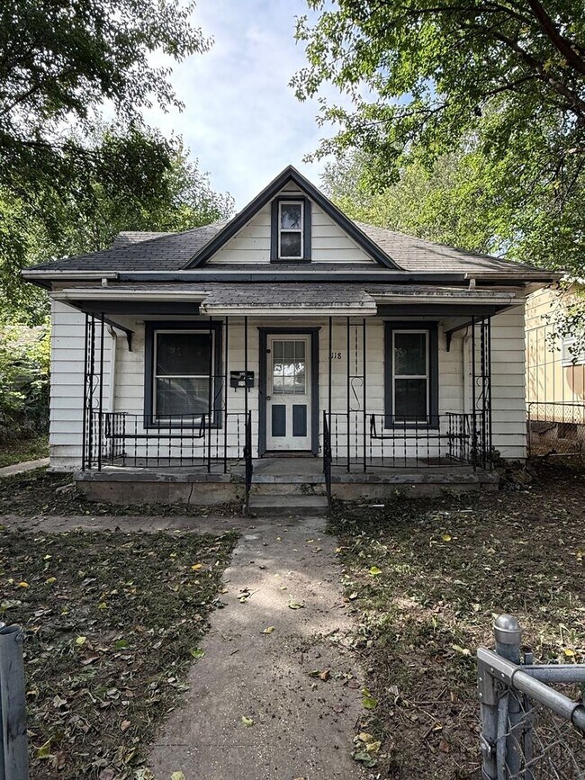 Building Photo - Quaint 2-Bedroom Bungalow Near Ft. Riley!