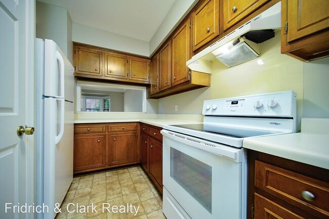 Building Photo - 2 br, 1.5 bath Apartment - 511 Hickory Villa