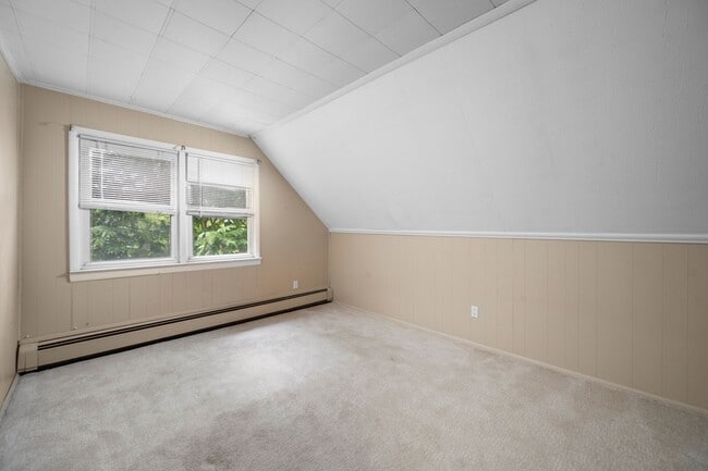 Building Photo - 4-bedroom, 2-bathroom home located in the ...