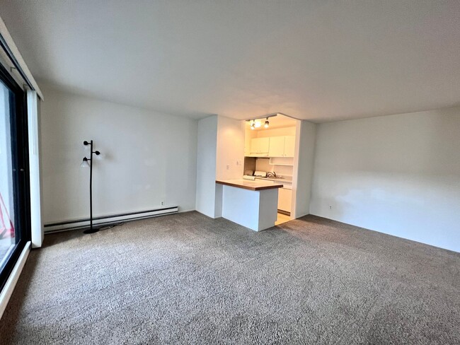 Building Photo - Cozy 1 bedroom on lush courtyard includes ...