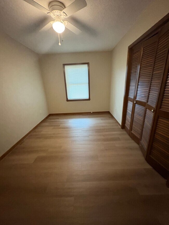 Building Photo - Valley Hills Subdivision - Detached Garage...