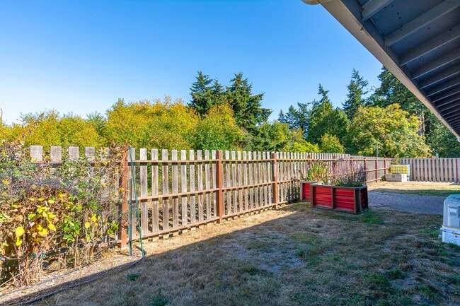 Building Photo - 634 N El Mirador St