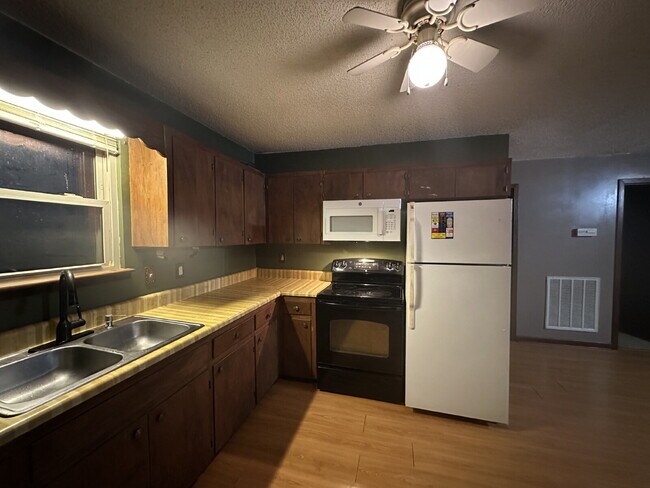 Building Photo - "Charming 2-Bedroom Retreat with Spacious 1200 Sq Ft Layout in Scenic Carthage!" Lake Front views...