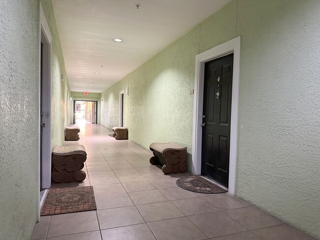 Building Photo - Spacious 1bedroom 1 bath condo in The Quar...
