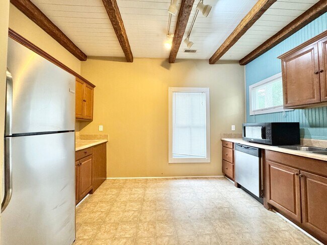 Building Photo - 2 Bedroom in College Hill Convenient to UN...