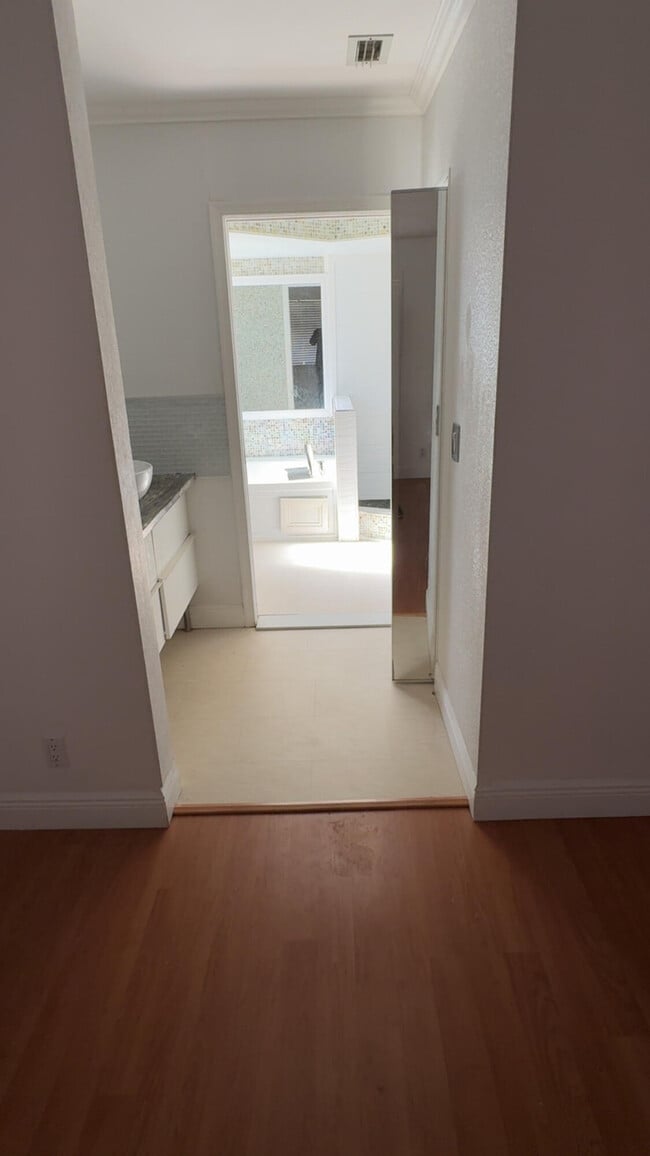 Building Photo - 5855 Northpointe Ln