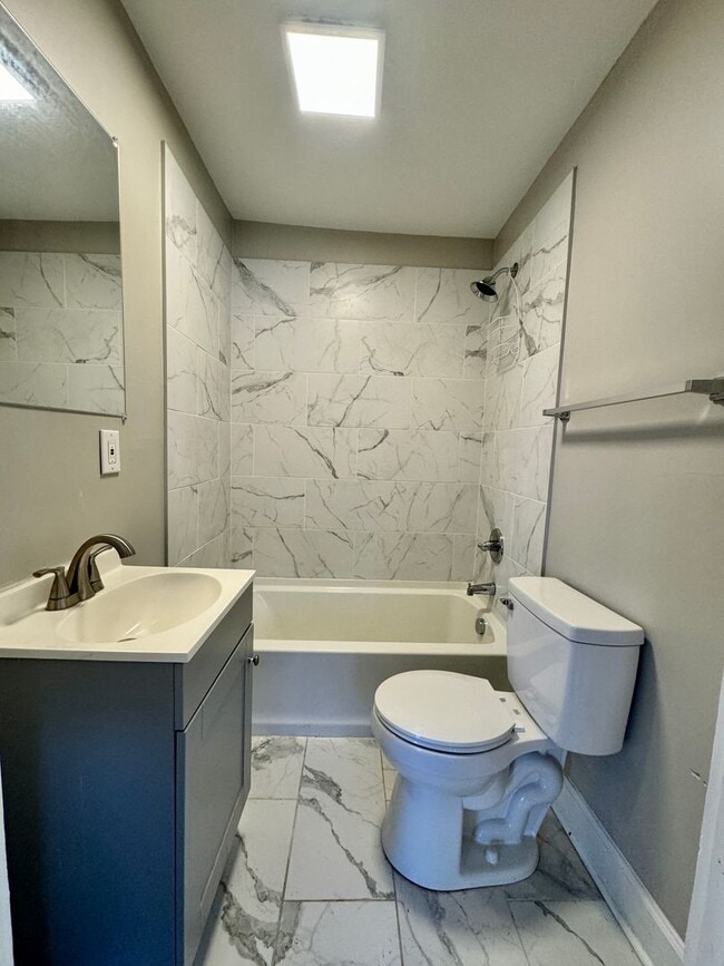 Building Photo - 1 Bedroom Duplex!