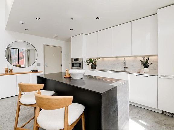 Building Photo - 1944 State St