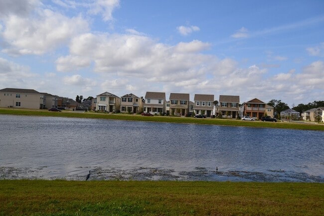 Building Photo - Gorgeous Lake View 3 BR 2.5 bath Luxury To...