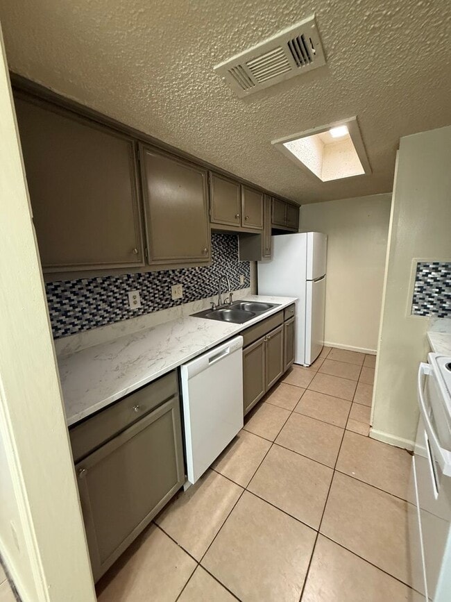 Building Photo - 3BD 2BA TOWNHOME