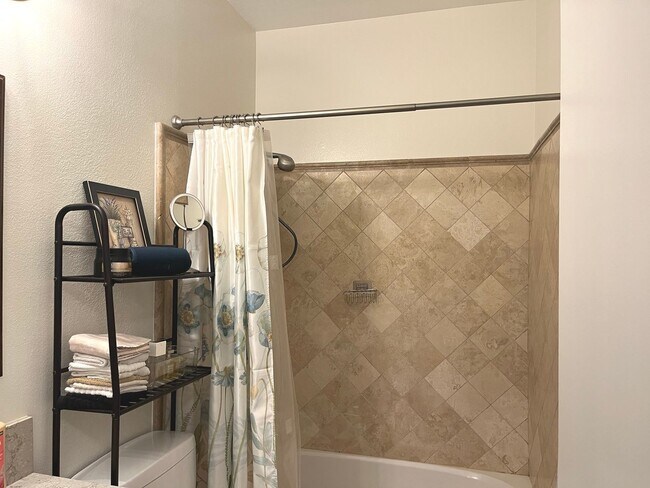Building Photo - Remodeled, first floor 1428 sq ft, 2 bed+ ...