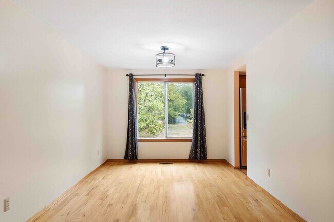 Building Photo - 12323 SW Millview Ct