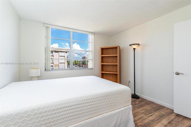 Building Photo - 9310 Fontainebleau Blvd