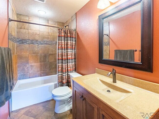 Building Photo - 3300 E Brewster St