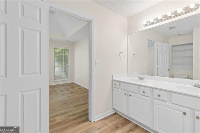 Building Photo - 1090 Norwalk Trce