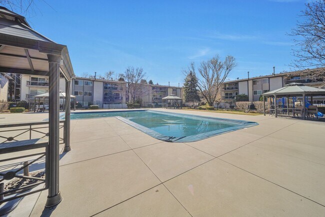 Building Photo - Ground Level 2 Bedroom 2 Bathroom Condo- Gated Murray Community