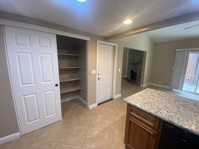 Building Photo - 2 Bedroom 2 Bathroom Updated Duplex with Y...