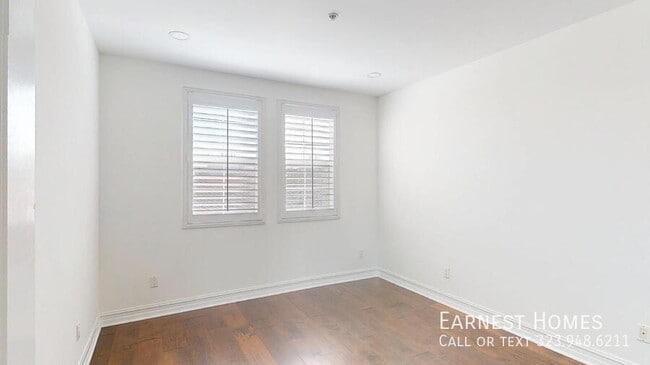 Building Photo - 14242 Burbank Blvd