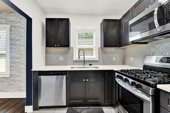 Building Photo - Move In Special! Lawn Care and Water Included! 3/1 Near TU!