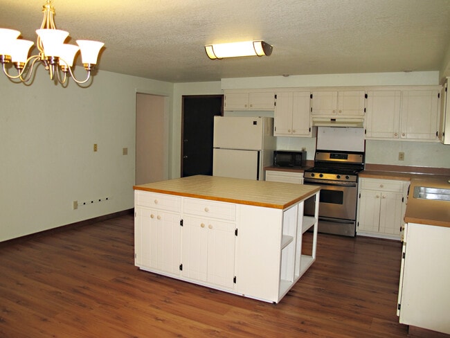 Building Photo - Pet Negotiable 3 Bedroom Home. Fire Place and Garage.