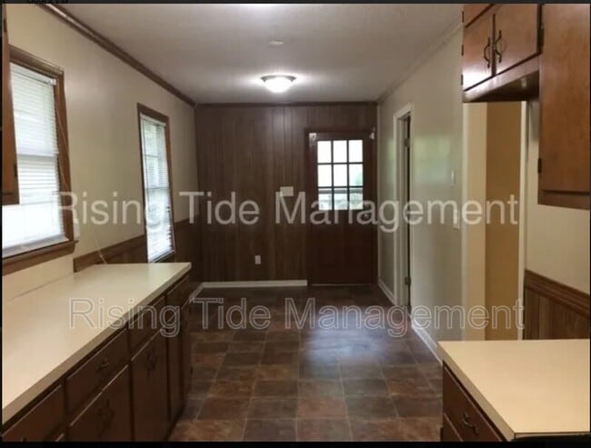 Building Photo - 120 16th Terrace NE
