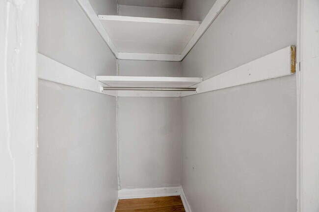 Building Photo - Berclair 1BR with appliances included — $750/mo, $450 deposit
